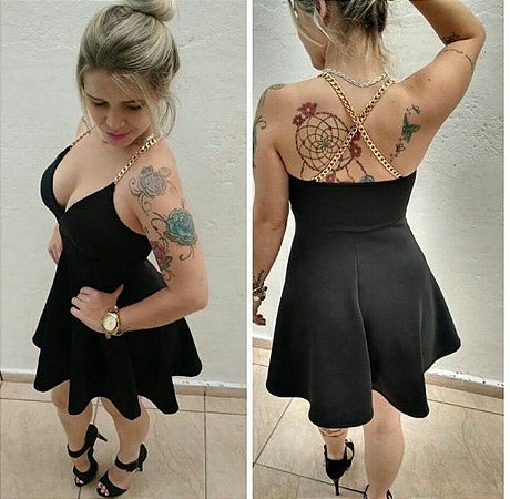 vestido com alça de corrente