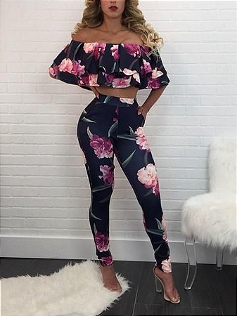 calça estampada com cropped