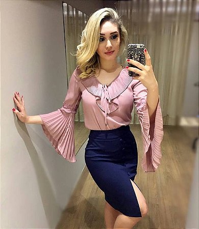 blusa rosa com saia azul