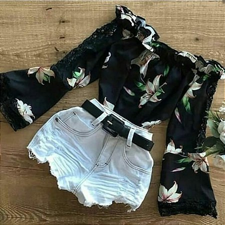 blusa preta com estampa floral