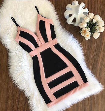 vestido preto com rosa