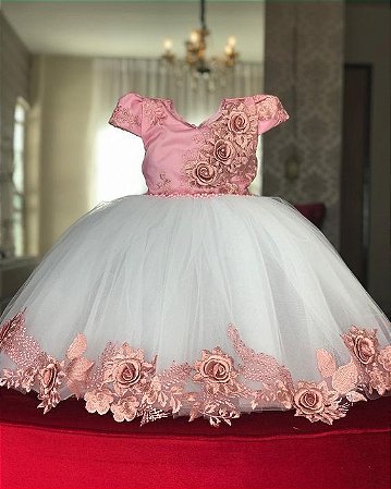 vestido branco e rosa