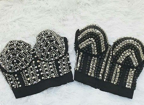 CROPPED TOMARA QUE CAIA COM BOJO DE PEDRAS PRETO SOB GPV4Z6LLP - vendemos  varejo e atacado, produzimos também sob medida o modelo que você escolher.