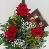 Arranjo de Rosas com Ferrero Rocher