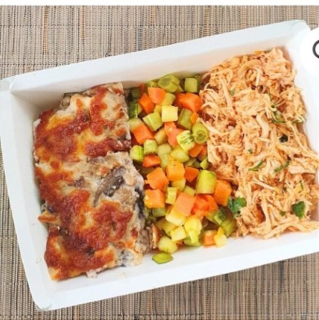 Frango desfiado pomodoro ,mix de legumes e beringela gratinada