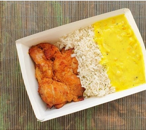Sobrecoxa desossada com arroz e creme milho