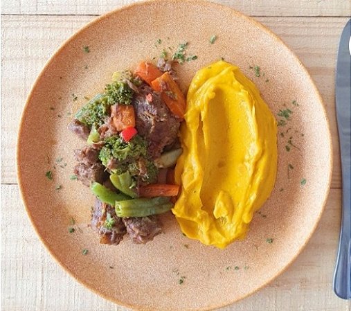 Picadinho de carne com legumes e purê de abóbora