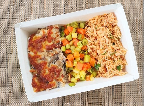 Frango desfiado ao pomodoro mix legumes e beringela gratinada