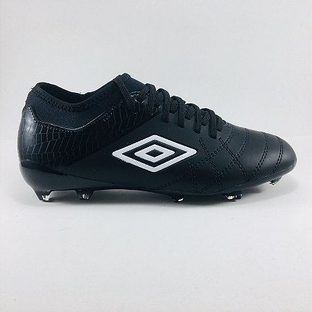 Chuteira Campo Umbro Medusae III Club - Preto e Branco OF70098 - Claus  Sports - Loja de Material Esportivo - Tênis, Chuteiras e Acessórios  Esportivos