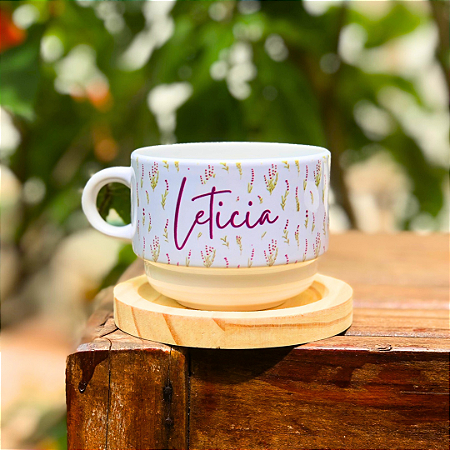 Xícara branca c/ pires de madeira com inicial e nome