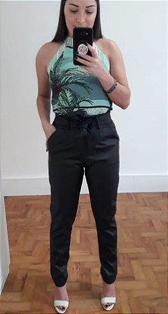 calça preta material sintetico