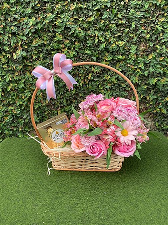 Cesta Arranjo de Rosas e Astromélias com Ferrero Rocher