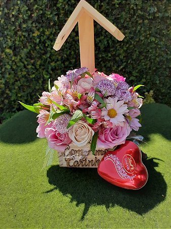 Arranjo de flores na Casinha com Lindt coração