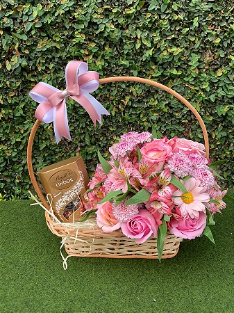 Cesta Arranjo de Rosas e Astromélias com Lindt