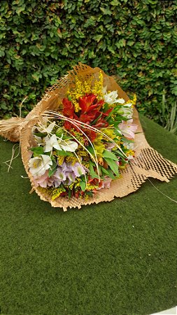 Buquê de Astromélias no Kraft Colmeia