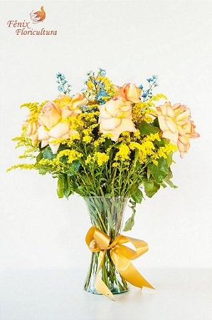 Surpreendente Arranjo de Rosas Amarelas no vaso
