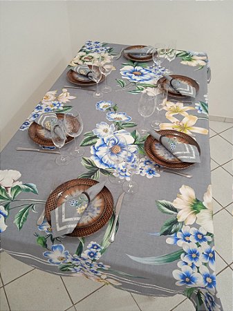 Toalha de Mesa Hosana (Floral cinza) - Tecido com Impermeabilidade