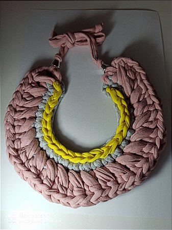 Colar de crochê em fio de malha,rosé,cinza e amarelo - Crochic Handmade