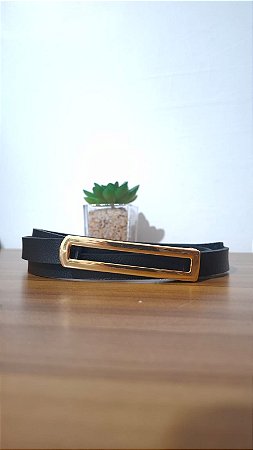 Cinto Fino Preto com Fivela Retangular Dourada