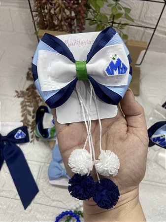 Laço M IMD com pompom pendurado