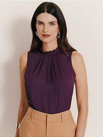 Blusa de crepe uva com pregas na gola