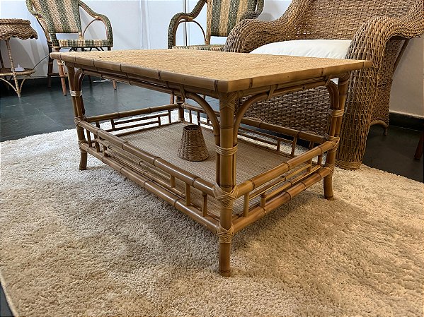 Mesa de centro em bambu e palha