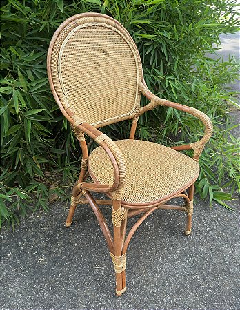 Cadeira frisa em apuí e tela sextavada