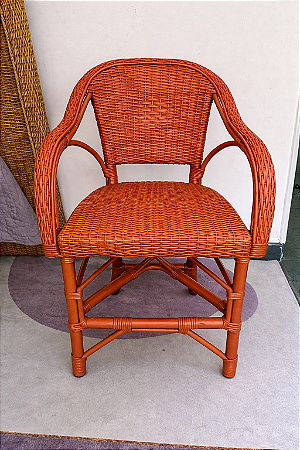 Cadeira colorida em junco natural e apui com braço