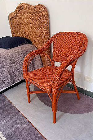 Cadeira colorida em junco natural e apui com braço