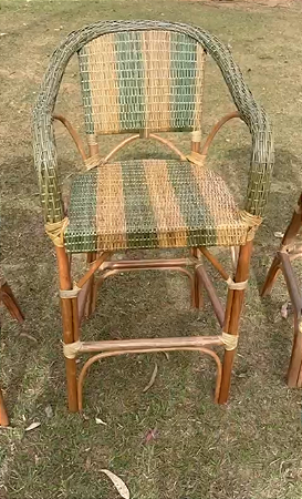 Banqueta bistro de junco natural colorido