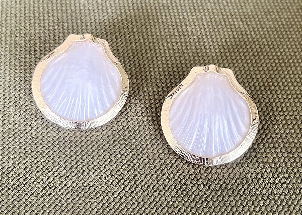 Brinco concha resina perolada