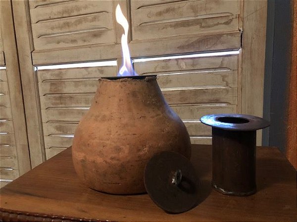 Lareira ecológica montada em pote de barro, com recipiente em chapa de aço, com uma tampa, acompanha lã de vidro, movido a etanol, duração de aprox. 2 horas de chama