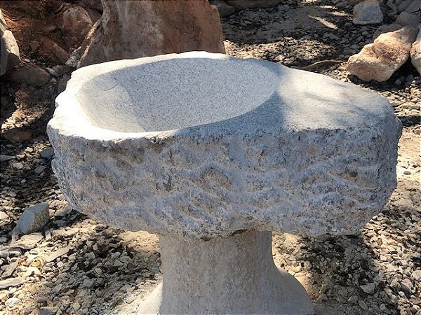 Cuba de pedra bruta apicuada , desenho orgânico com espaço para prateleira