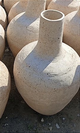 Grande vaso de barro em forma de garrafão, linda peça decorativa , área externa, robusto , resistente , mede 80 cm x 45 cm diâmetro