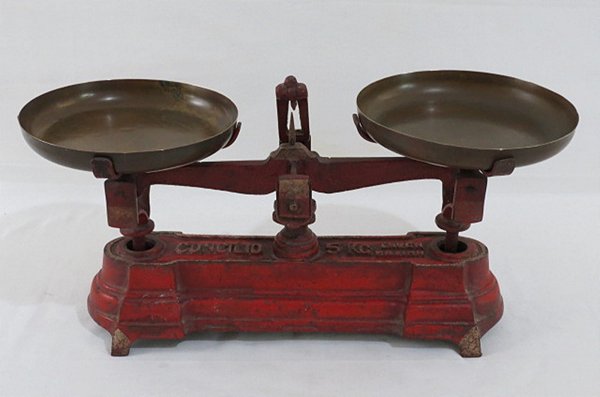 Antiga balança de pratos de 05 Kg da marca CONCILIO, estrutura em ferro fundido na cor vermelha, pratos em metal. Dimensões da balança: 23 cm alt x 36 x 18 cm.