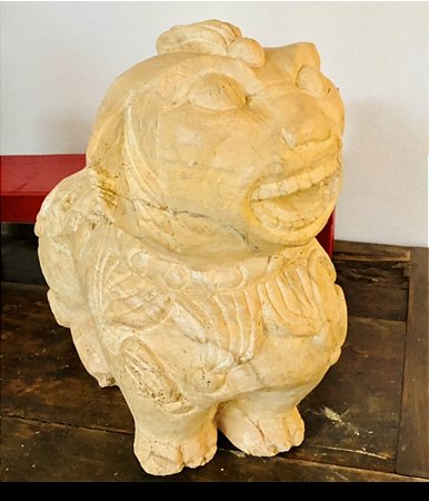 Imponente escultura esculpida em pedra representando cão de fó , guardião oriental, mede 60x50 cm, artista desconhecido
