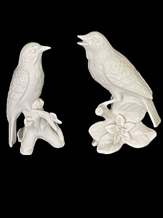 Duas esculturas em opalina branca , importadas, representando pássaros, lindas peças, mede