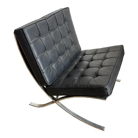 Linda cadeira Barcelona, estrutura metálica polida e almofadas acento e encosto em couro ecológico preto, ótimo estado, mede 80x80x80 cm altura