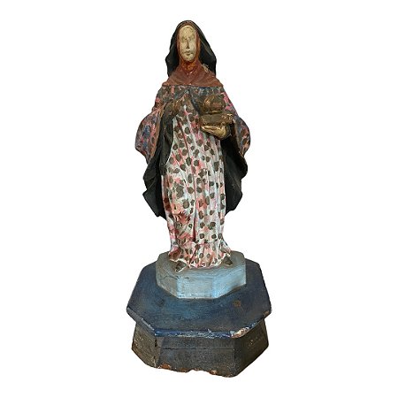 Grande santa esculpida em tora de madeira , lindas cores de manto em azul , base em madeira mede 32x23x23 cm de base