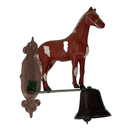 Escultura de parede, Sino e cavalo em ferro , com pintura feita a mão mede 20x25 cm