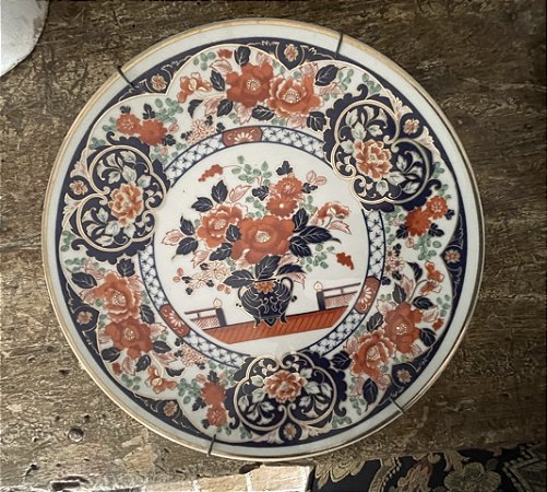 Antigo prato oriental em fina porcelana pintado a mão com suporte para fixar na parede