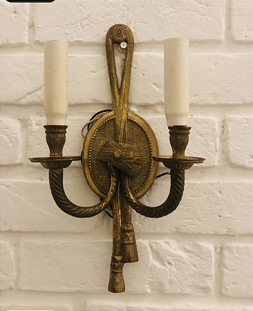Antiga e linda luminária de parede ou porta velas , em bronze trabalhado com detalhes de laços