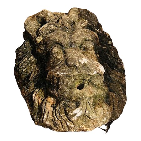 Grande e imponente fonte de pedra esculpida, representando leão, peça bruta e pesada, mede 52x45x36 profundidade