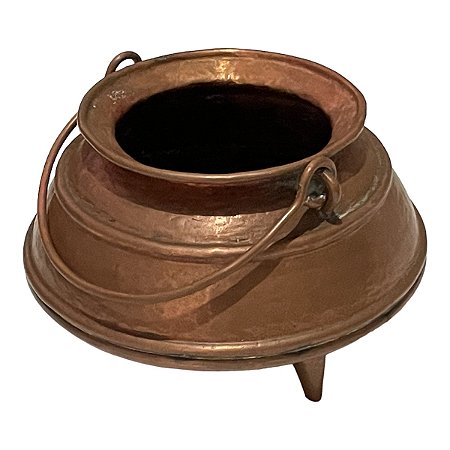 Antiga vasilha de cobre grosso, com alça e 3 pés, mede 20x12 cm altura, peso 450 gramas