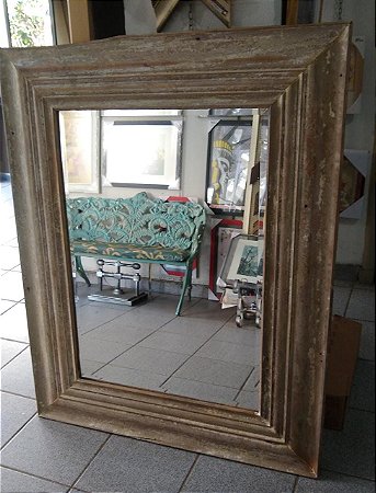 Espelho bisotado com moldura feita em sanca de pinho de riga feito sobre medida