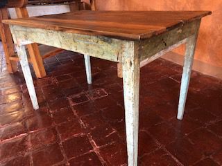 Antiga mesa rústica de fazenda ideal para almoço ou café da manhã, com policromias verdes do tempo, mesa firme, restaurada.
