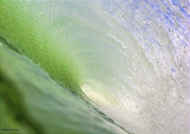 Por dentro do tubo em um lindo mar verde esmeralda