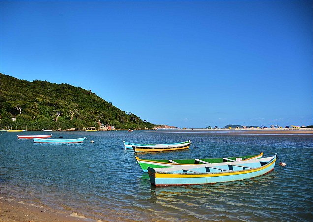 Barcos na Praia da Guarda do Embaú em Palhoça