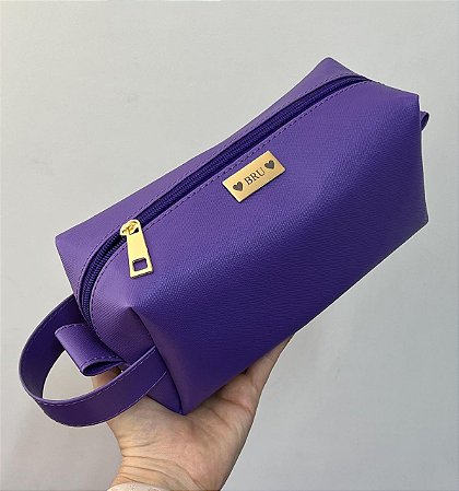 Necessaire Manu G alça lateral roxa personalizada com ferragens douradas