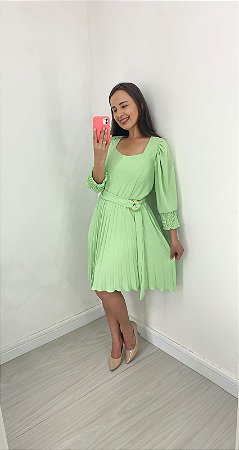 Vestido plissado verde limão com manga 3/4 e lastex na manga , acompanha faixa para amarração na cintura , forrado